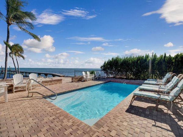 Luxury Oceanfront Six Bedroom Vacation Rental in Isla Morada Sleeps 12