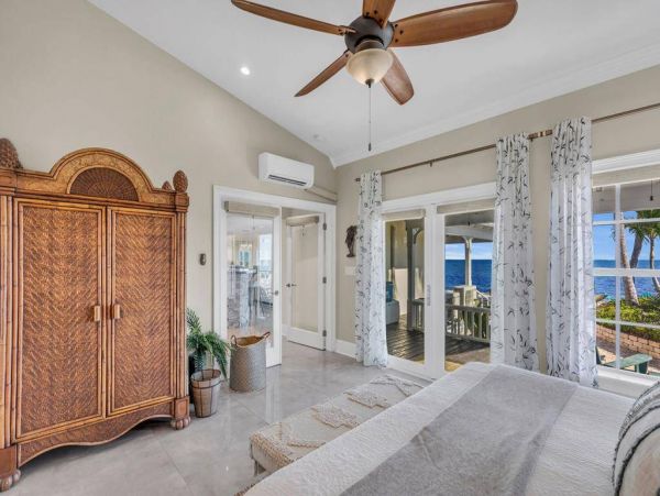 Luxury Oceanfront Six Bedroom Vacation Rental in Isla Morada Sleeps 12