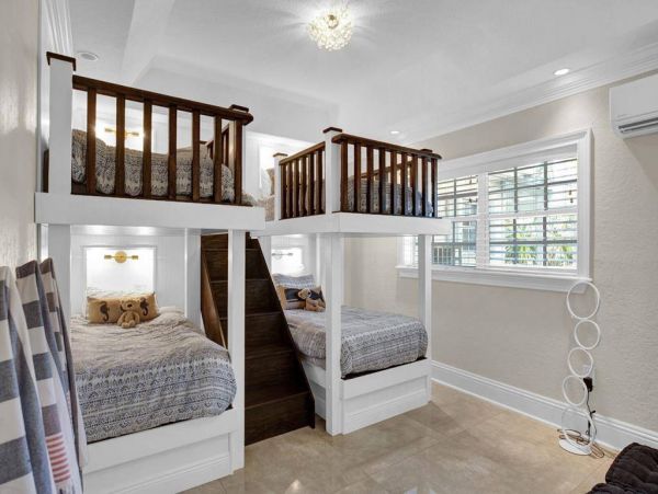 Luxury Oceanfront Six Bedroom Vacation Rental in Isla Morada Sleeps 12