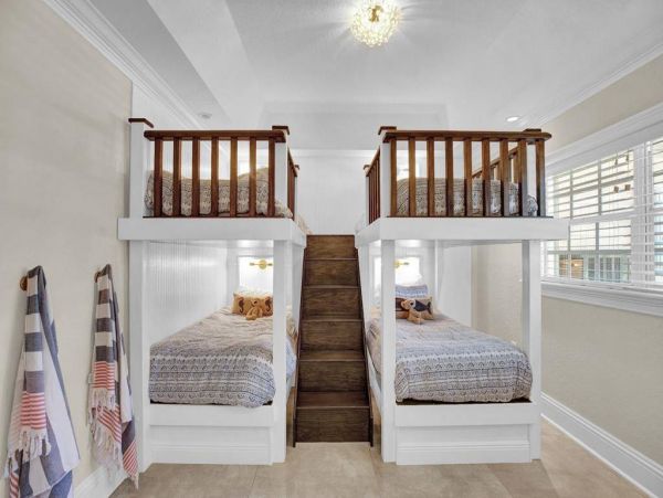 Luxury Oceanfront Six Bedroom Vacation Rental in Isla Morada Sleeps 12