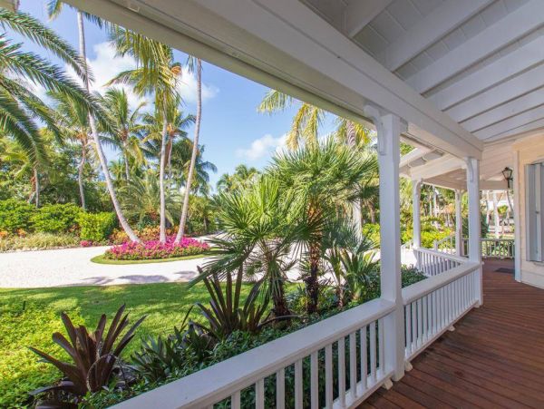 Luxury Oceanfront Six Bedroom Vacation Rental in Isla Morada Sleeps 12