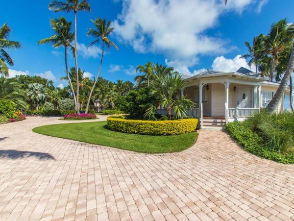 Luxury Oceanfront Six Bedroom Vacation Rental in Isla Morada Sleeps 12