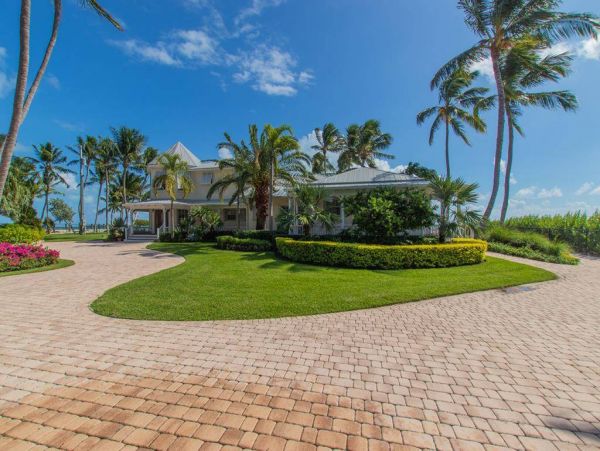 Luxury Oceanfront Six Bedroom Vacation Rental in Isla Morada Sleeps 12