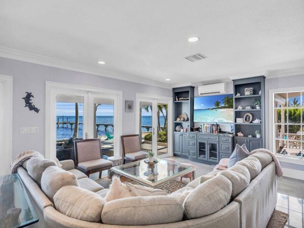 Luxury Oceanfront Six Bedroom Vacation Rental in Isla Morada Sleeps 12