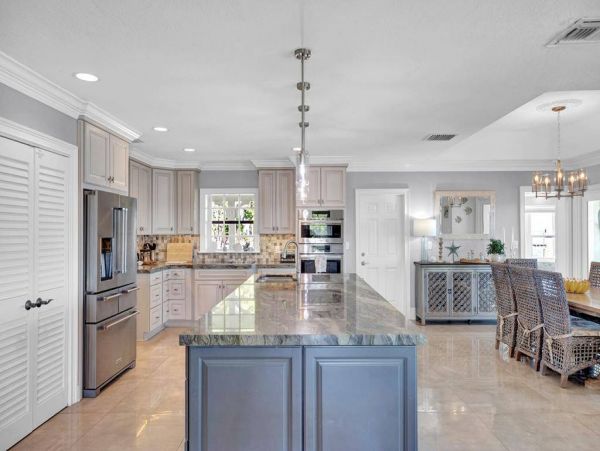 Luxury Oceanfront Six Bedroom Vacation Rental in Isla Morada Sleeps 12
