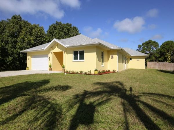 Englewood 4 Bedroom Vacation Pool Home