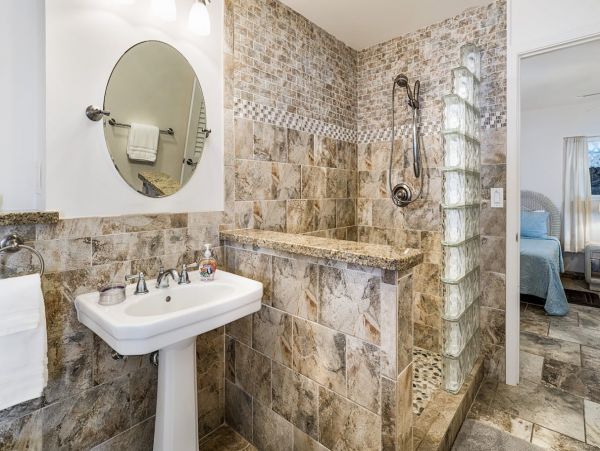 Kailua-Kona Vacation Home Rental Sleeps Eight Guests