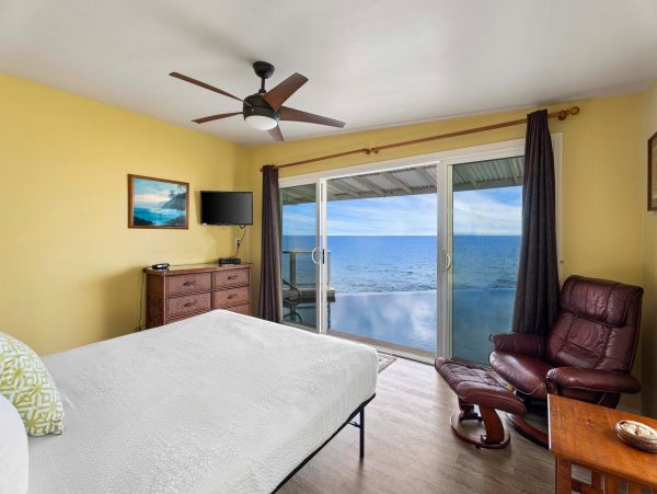 Kailua-Kona Vacation Home Rental Sleeps Eight Guests