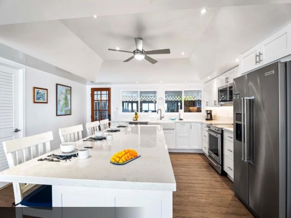 Kailua-Kona Vacation Home Rental Sleeps Eight Guests