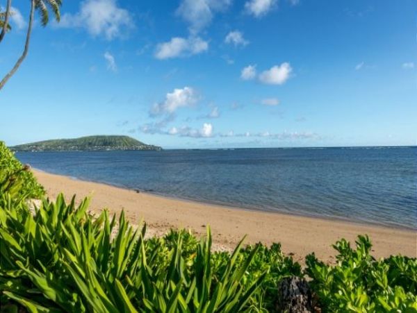 Honolulu 4 Bedroom Beach Front Vacation Home