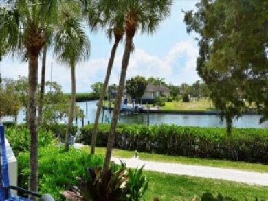 Great Value Longboat Key Townhome Short Walk to the Beach