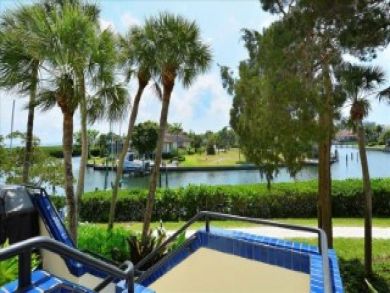 Great Value Longboat Key Townhome Short Walk to the Beach