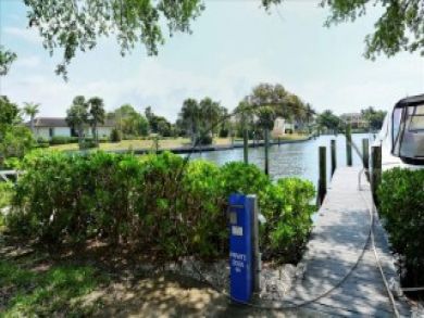 Great Value Longboat Key Townhome Short Walk to the Beach