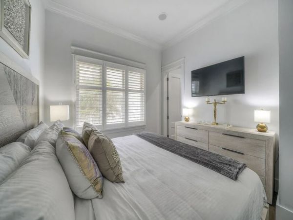 Luxury Destin 8 Bedroom Rental Home with Communal Pool