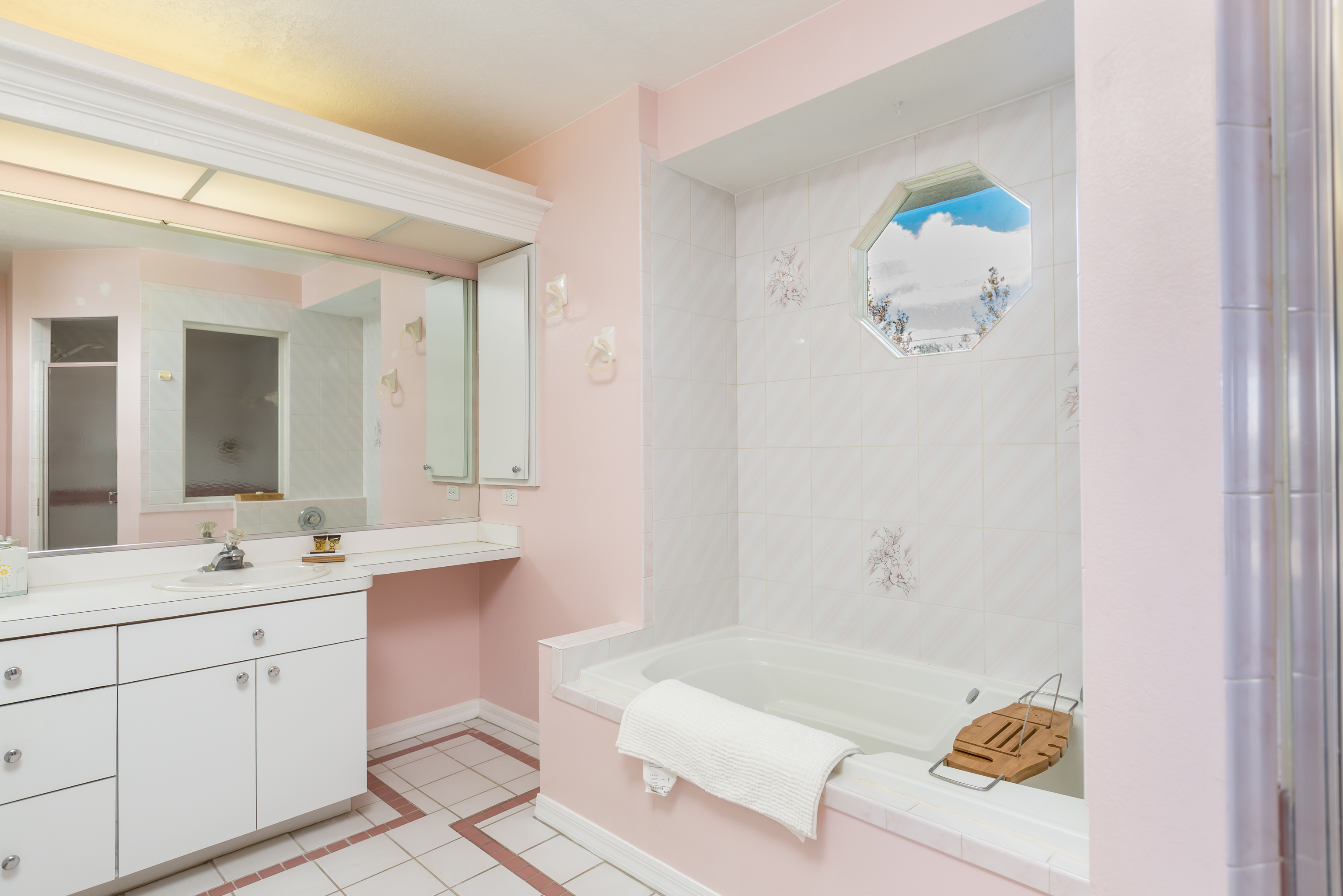 Spacious Canal View Home with 3 Bedrooms & Private Pool