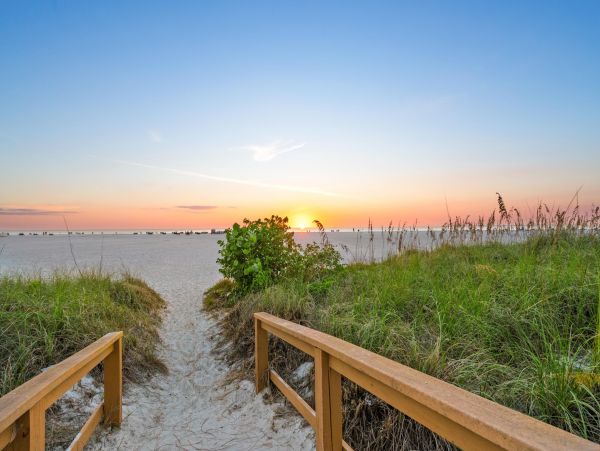 Stunning Condo on the Beach with Sweeping Views