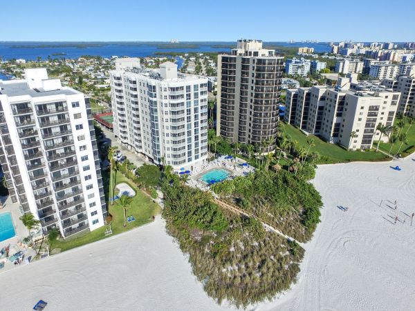 Stunning Condo on the Beach with Sweeping Views