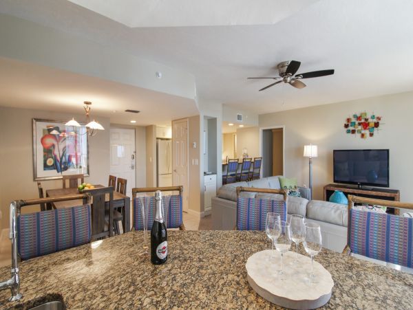 Stunning Condo on the Beach with Sweeping Views