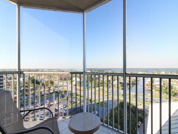 Stunning Condo on the Beach with Sweeping Views