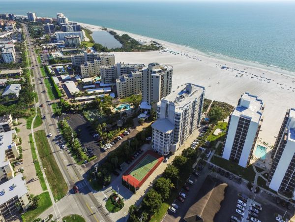 Stunning Condo on the Beach with Sweeping Views