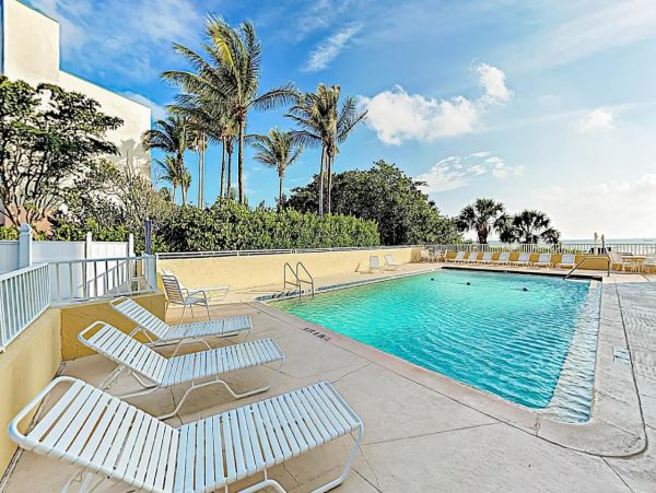 Fort Myers Beach Front Two Bedroom Condo Sleeps 4 Guests