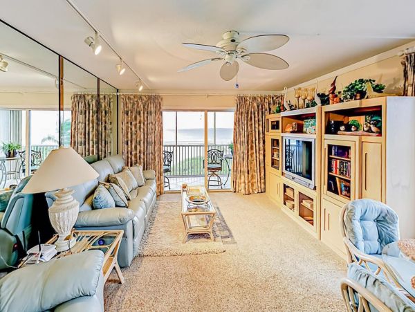 Fort Myers Beach Front Two Bedroom Condo Sleeps 4 Guests