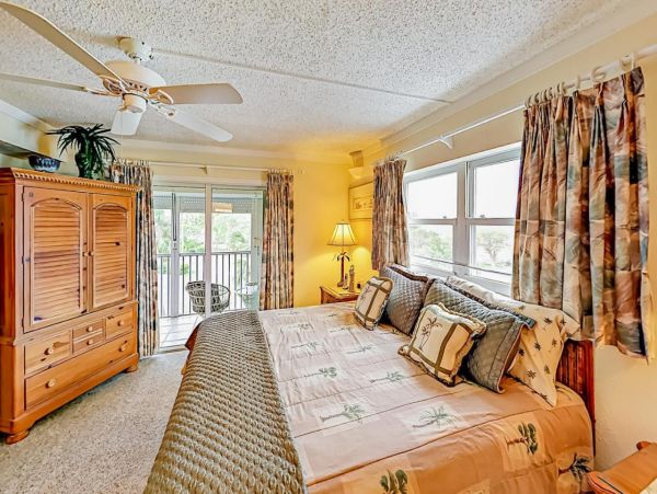 Fort Myers Beach Front Two Bedroom Condo Sleeps 4 Guests