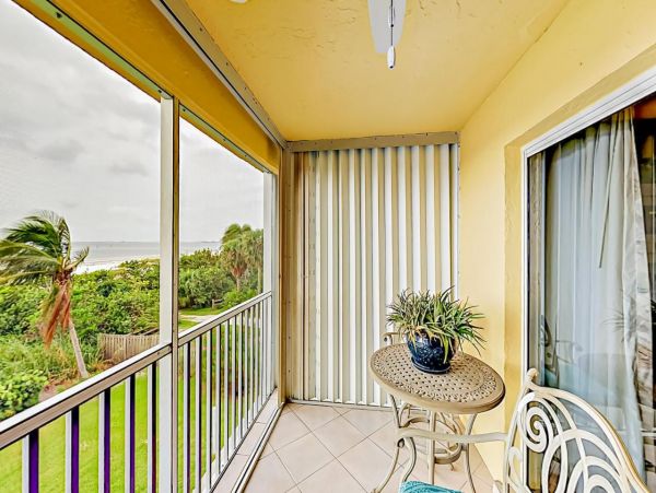 Fort Myers Beach Front Two Bedroom Condo Sleeps 4 Guests