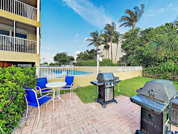 Fort Myers Beach Front Two Bedroom Condo Sleeps 4 Guests