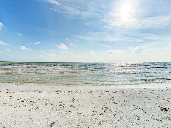 Fort Myers Beach Front Two Bedroom Condo Sleeps 4 Guests
