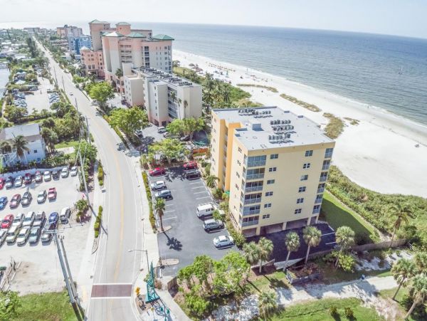 Fort Myers Beach Front Two Bedroom Condo Sleeps 4 Guests