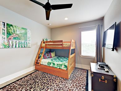 Miramar Vacation Home Four Bedrooms Sleeps Sixteen Guests