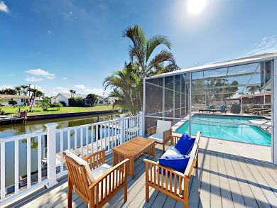 Canal Front Vacation Home 3 Bedrooms With Pool & Hot Tub