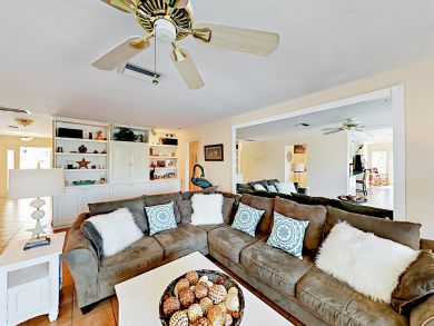Canal Front Vacation Home 3 Bedrooms With Pool & Hot Tub