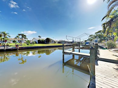 Canal Front Vacation Home 3 Bedrooms With Pool & Hot Tub
