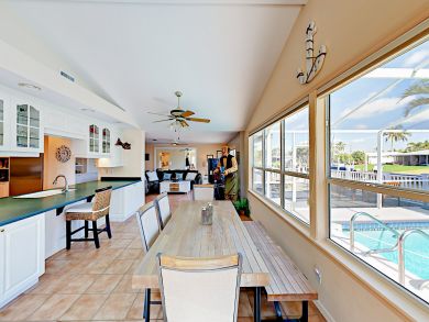 Canal Front Vacation Home 3 Bedrooms With Pool & Hot Tub
