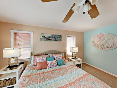 Canal Front Vacation Home 3 Bedrooms With Pool & Hot Tub