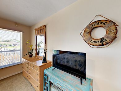Canal Front Vacation Home 3 Bedrooms With Pool & Hot Tub