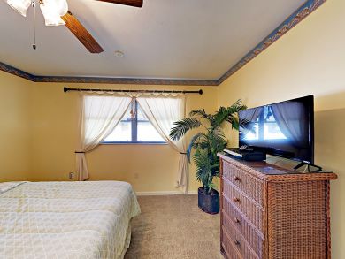 Canal Front Vacation Home 3 Bedrooms With Pool & Hot Tub