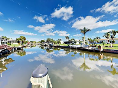 Canal Front Vacation Home 3 Bedrooms With Pool & Hot Tub