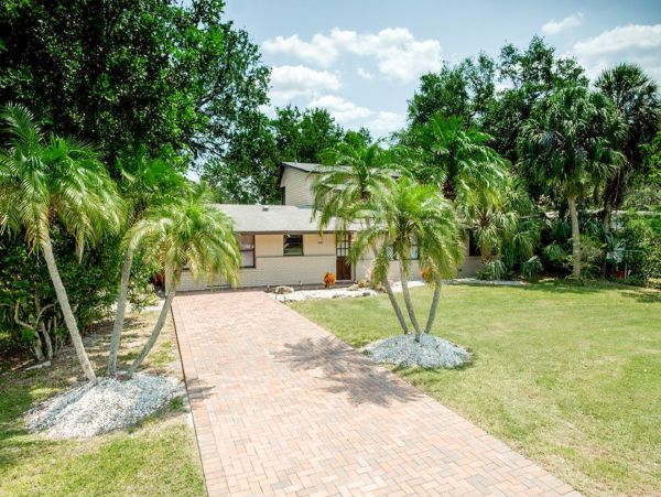 Located Five Min to Siesta Key & Sarasota