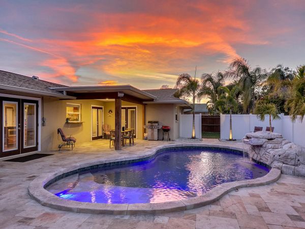 Beautiful Vacation Home Near the Beach with Pool  & Hot Tub