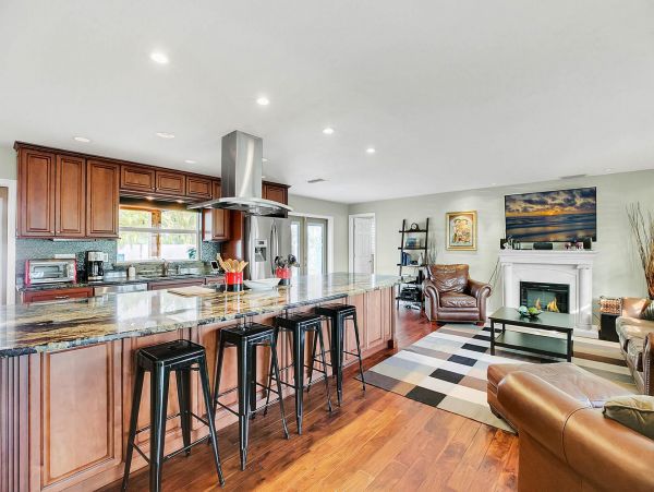 Beautiful Vacation Home Near the Beach with Pool  & Hot Tub