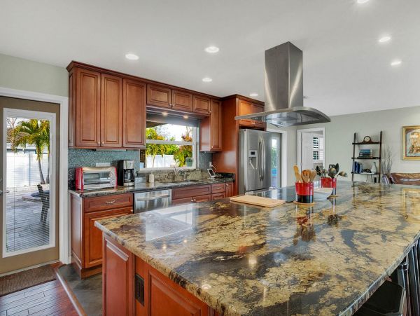 Beautiful Vacation Home Near the Beach with Pool  & Hot Tub