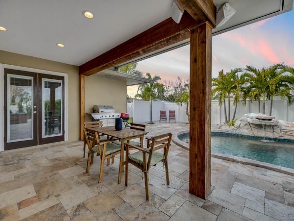 Beautiful Vacation Home Near the Beach with Pool  & Hot Tub