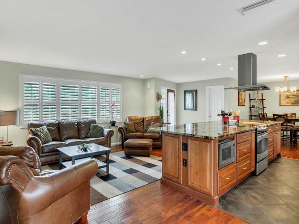Beautiful Vacation Home Near the Beach with Pool  & Hot Tub
