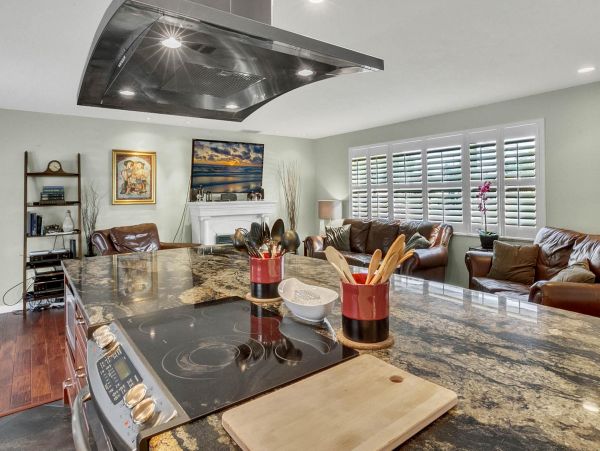 Beautiful Vacation Home Near the Beach with Pool  & Hot Tub
