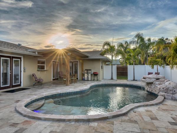 Beautiful Vacation Home Near the Beach with Pool  & Hot Tub
