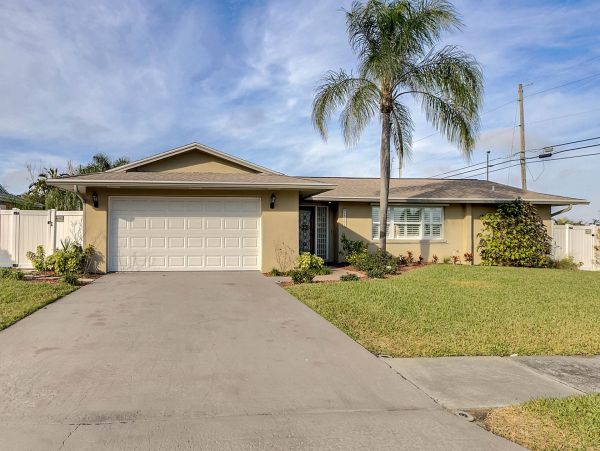 Beautiful Vacation Home Near the Beach with Pool  & Hot Tub