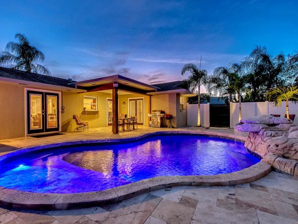 Beautiful Vacation Home Near the Beach with Pool  & Hot Tub